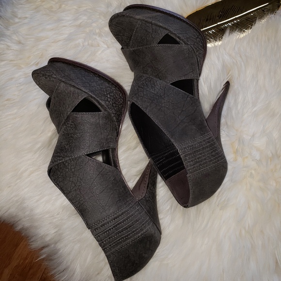 Elizabeth & James E-Milla Leather Platform Heels - Picture 5 of 8